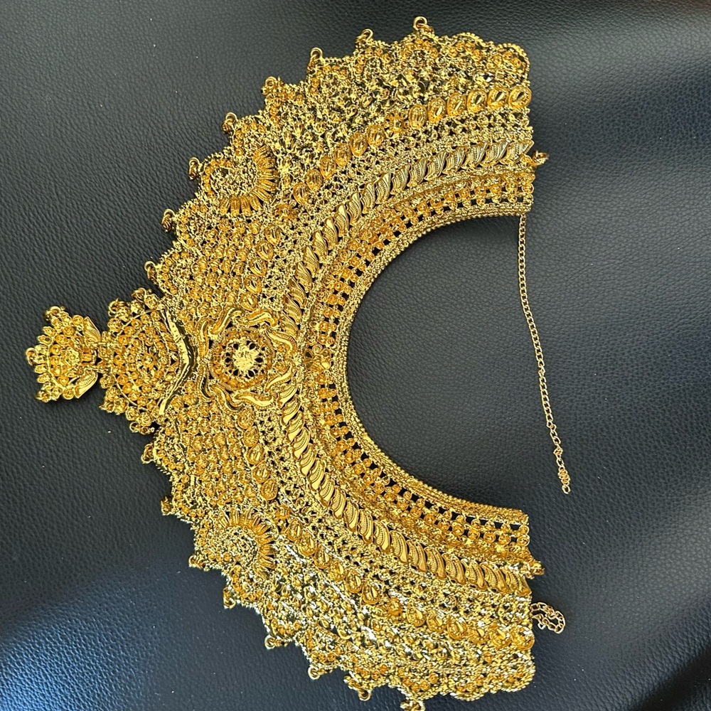 Elegant Gold Necklace - Picture 3 of 16